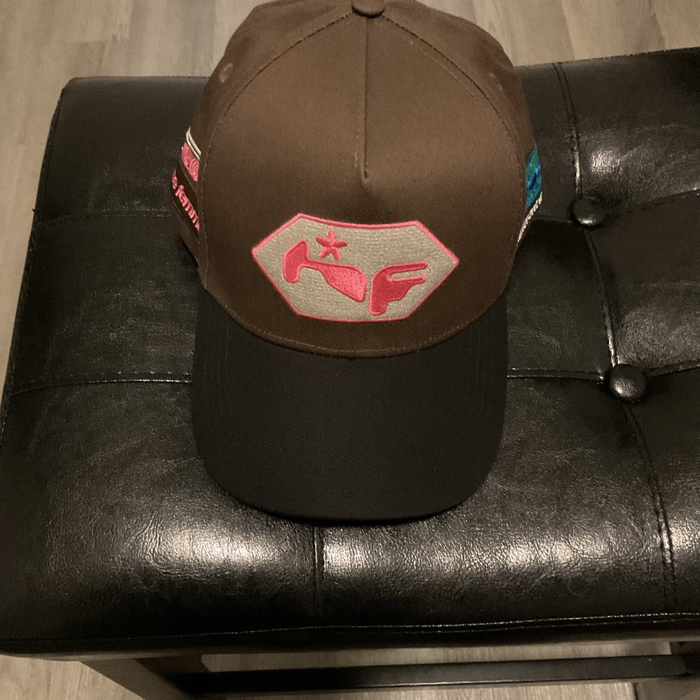 Homme Femme brown hat